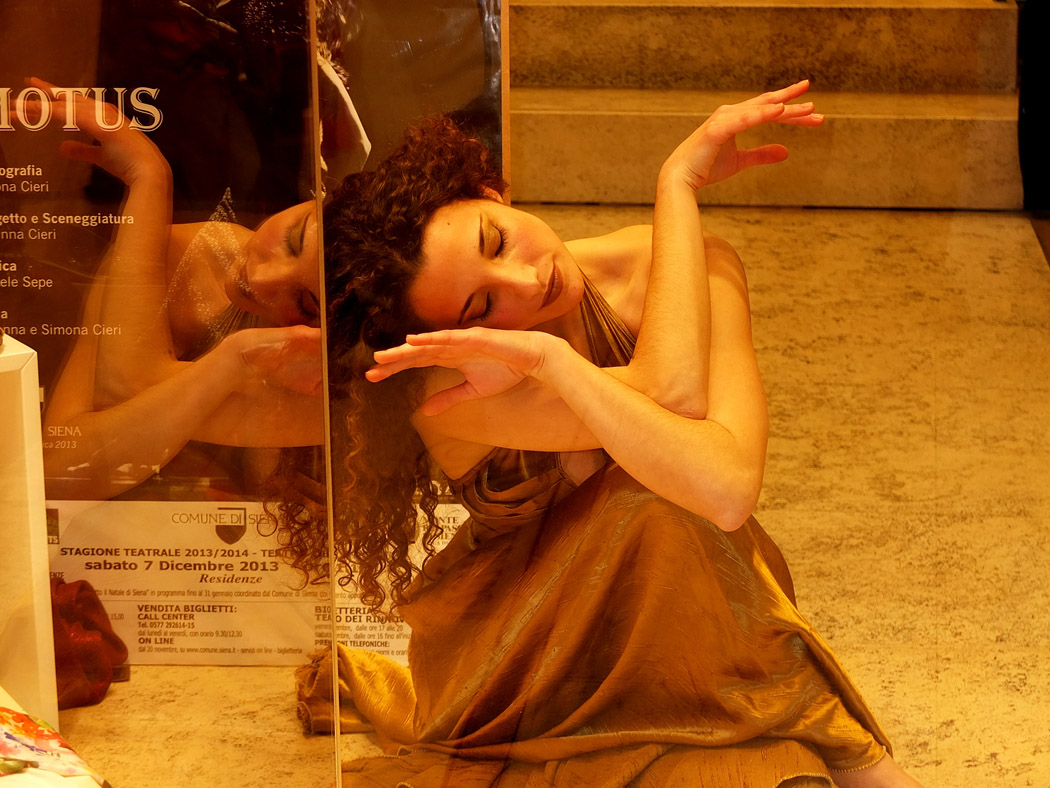 02-Danza in vetrina a Siena (1)